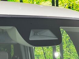 【ホンダセンシング】走行中に前方の車両等を認識し、衝突しそうな時は警報とブレーキで衝突回避と被害軽減をアシスト。より安全にドライブをお楽しみいただけます。