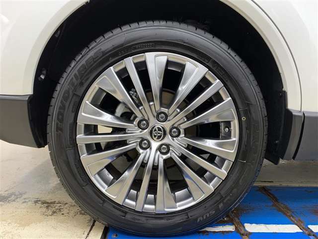 高級感を演出する純正アルミホイールです。　225/55R19インチ