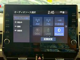 【純正ディスプレイオーディオ】FM・AMラジオやブルートゥース接続など多彩な機能を併せ持っており、インパネ周りがすっきりしてますね！追加オプションでナビ機能やフルセグTV、DVD再生なども可能です。