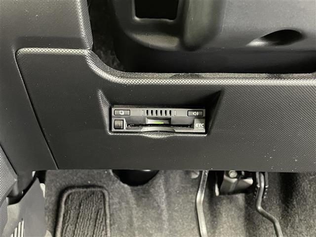 【ETC】有料道路を利用する際に料金所で停止することなく通過できる、ETC車載器（ノンストップ自動料金収受システム機器）が装備されています。セットアップを行うことで利用可能になります。