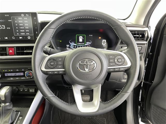 【ステアリング】軽い力で扱いやすいハンドルです。目立つ傷やスレなどなく綺麗な状態です！除菌プランいれていただくとさらに快適に！清潔なお車はお子様にも安心ですね！