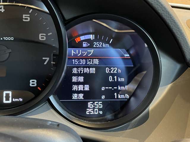 メーターパネル：走行距離も少なく、これからより多くのドライブが楽しめます！また、LIBERALA保証もございますので、安心してお乗りいただけます！
