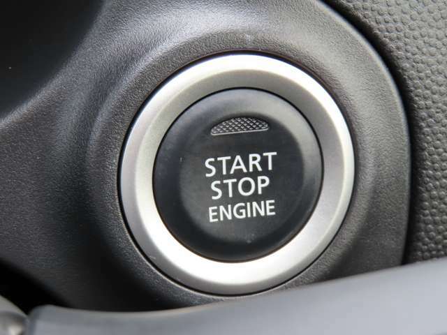 エンジンスイッチはプッシュボタン式。ブレーキを踏みながらプッシュするだけで、エンジン始動・ストップが出来ます。