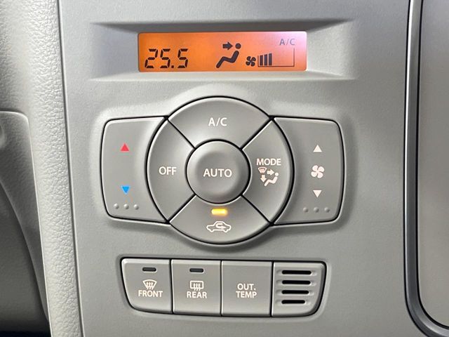 【オートエアコン】一度お好みの温度に設定すれば、車内の温度を検知し風量や温度を自動で調整。暑い…寒い…と何度もスイッチ操作をする必要はありません。快適な車内空間には必須の機能ですね♪