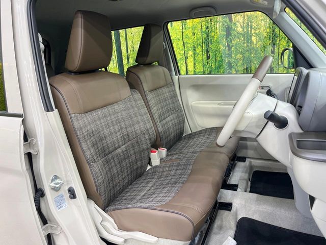 運転席シート廻りは使用感も少なく、良好な状態となっています。前オーナー様が丁寧に使っていたことがよくわかりますね。