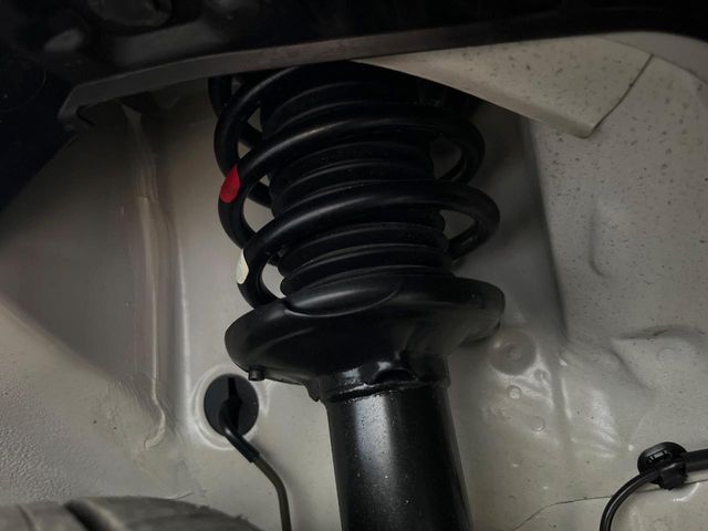 お車を安心してお乗りいただく為には、足回りの定期点検が欠かせません。サービスサポート（有償保証）では無料点検もご提供しており、安心のカーライフをお過ごしいただけるサポート体制が整っています。