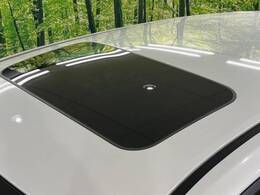 【サンルーフ】開放感たっぷりの希少装備、サンルーフが装着されています！車内に明かりを取り入れたり景色を楽しむ以外にも、車内の空気も簡単に換気できて快適です！