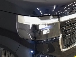 【LEDヘッドライト】大光量で夜道や雨の日の安心感を高めるLEDヘッドライト。周囲の明るさに応じて自動点灯・消灯/ライトの消し忘れも防げるオートライトコントロール付！