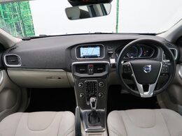 V40　T3　SE　パワーブルーご入庫いたしました☆彡大人気V40にボルボ王道カラー！快適装備ももちろん、力強い走りも特徴な、生産終了モデルで価値の高い1台となっております☆