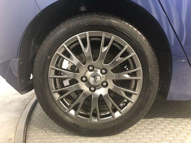 タイヤサイズは215/50R17です☆