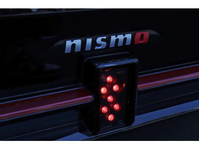 NISMOロゴ下部に設置されているバックフォグがとてもかっこいいです。