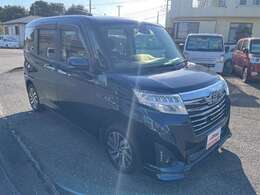 フロントサイドです！全体的に四角いフォルムのダイハツトール！コンパクトカーですが非常に大きく感じられるボディ形状！エアロフォルムやフロント周りのデザインのカッコよさがカスタムグレード！