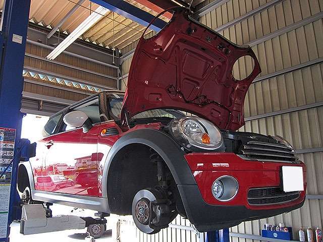 安心の認証工場完備なので点検、整備をきっちりさせていただきます。輸入車専門の熟練の国家資格の整備士が点検整備いたしますのでご安心下さい。