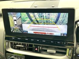 【パノラミックビューモニター】専用のカメラにより、上から見下ろしたような視点で360度クルマの周囲を確認することができます☆死角部分も確認しやすく、狭い場所での切り返しや駐車もスムーズに行えます。
