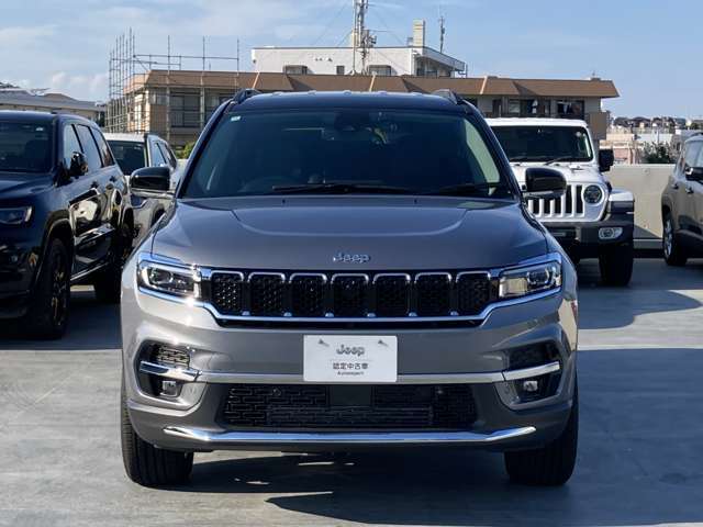 Jeep伝統の7スロットグリルはモダンなデザインにしたものを採用。