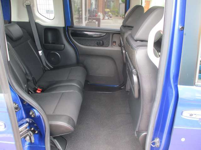 リアシートも足元広々♪大人もゆったりと座れます。車内は徹底クリーニング済み！