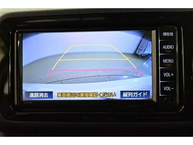 バックガイドモニター（バックモニター）付き。車両後方の映像をナビ画面に表示し、駐車などの後退操作をサポートします。