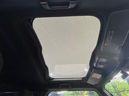 【ガラスルーフ】ガラスルーフ搭載で車内の解放感が一気にアップ！開放的なドライブをお楽しみいただけます。