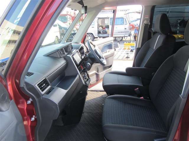 高いホールド性で運転姿勢が安定します。長距離ドライブでも疲れにくいのが魅力です。快適なドライビングライフをお送りください♪
