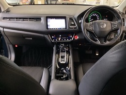 車内はチタニア抗菌防臭施工済です。黒系の内装色がスポーティなインパネ周りを演出します。グローブボックスやカップホルダーのほかにトレーなどたくさんの収納スペースが付いています。