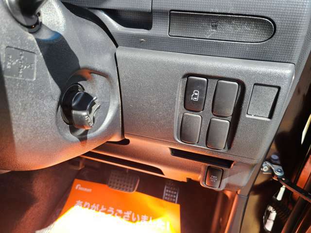 電動スライドドア操作ボタンです。運転席から操作できるので便利です。