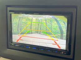 【バックカメラ】駐車時に後方がリアルタイム映像で確認できます。大型商業施設や立体駐車場での駐車時や、夜間のバック時に大活躍！運転スキルに関わらず、今や必須となった装備のひとつです！