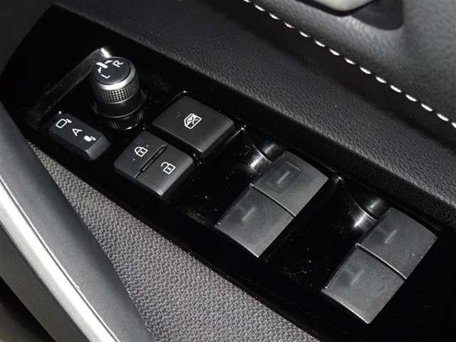 電動格納式ドアミラー・パワーウインドウを装備してます。