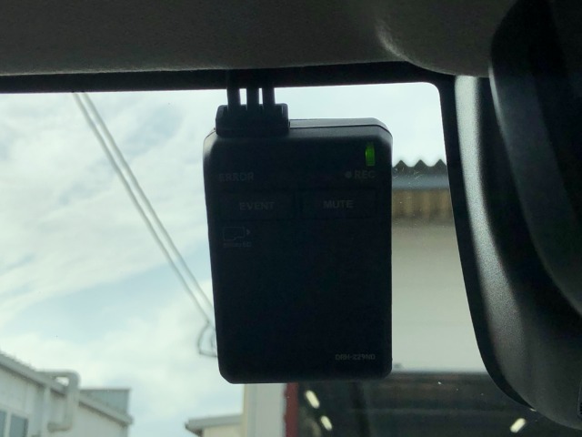 【前後ドライブレコーダー】前後でドラレコがついていて、安心です！