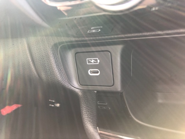 【充電用USBポート】スマホなどの充電に便利なUSBポートがついています！