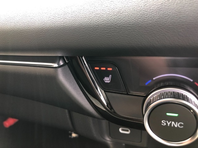 【シートヒーター】スイッチを押せば、座面と背もたれで体を温めてくれます♪