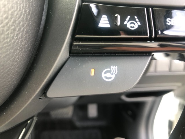 【ステアリングヒーター】車のハンドル部分を温めてくれて、寒い時期に手元を早く暖めることができます♪