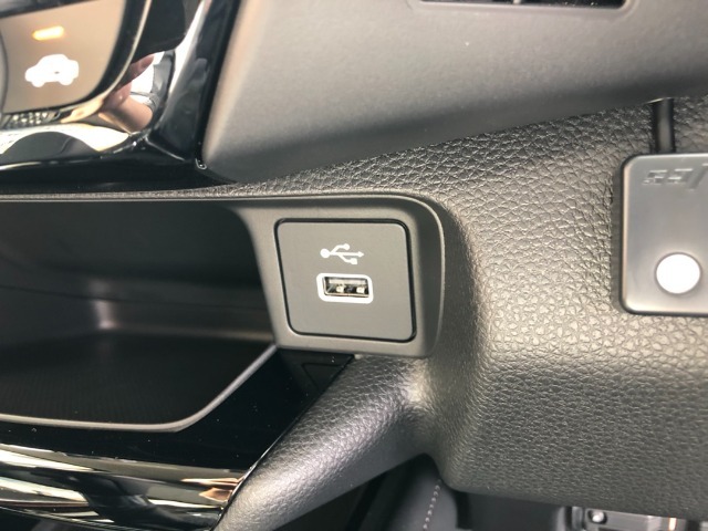 【充電用USBポート】スマホなどの充電に便利なUSBポートがついています！