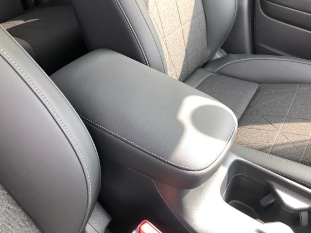 【アームレスト】運転時の疲労軽減にもなるアームレストがついています！