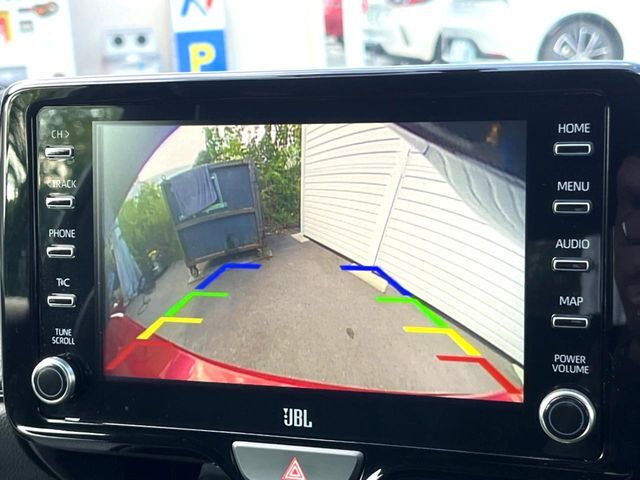 【バックカメラ】駐車時に後方がリアルタイム映像で確認できます。大型商業施設や立体駐車場での駐車時や、夜間のバック時に大活躍！運転スキルに関わらず、今や必須となった装備のひとつです！