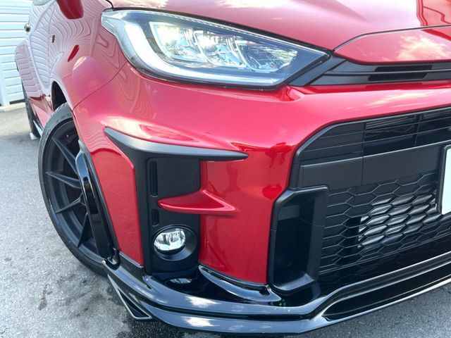 【LEDヘッドライト】悪天候や夜間走行時も良好な視界を確保し安心して運転できる高輝度LEDヘッドライトを装備！点灯速度が早く、消費電力も抑えられています。