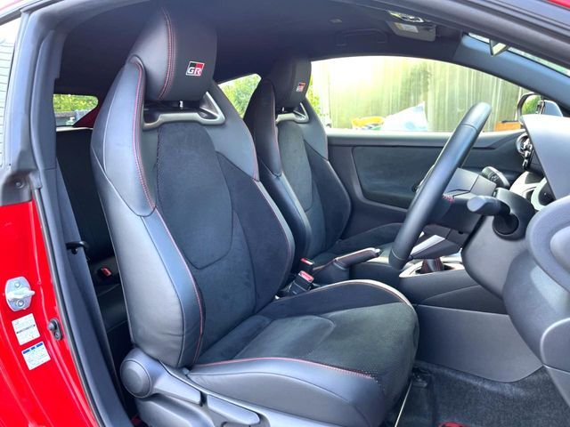 【専用スポーツシート】ホールド性に優れ、カーブ時の体が流れを抑制してくれます。また、体にフィットするから腰や背中が疲れにくく、ロングドライブや高速走行でも快適にお過ごしいただけます♪