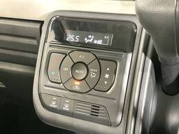 【オートエアコン】一度お好みの温度に設定すれば、車内の温度を検知し風量や温度を自動で調整。暑い…寒い…と何度もスイッチ操作をする必要はありません。快適な車内空間には必須の機能ですね♪