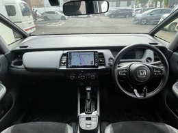 ステアリングリモコンがついていますので、音量やチャンネルを手元で操作することができます。