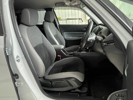 体を包み込む形のシートなので、長時間運転しても疲れません。