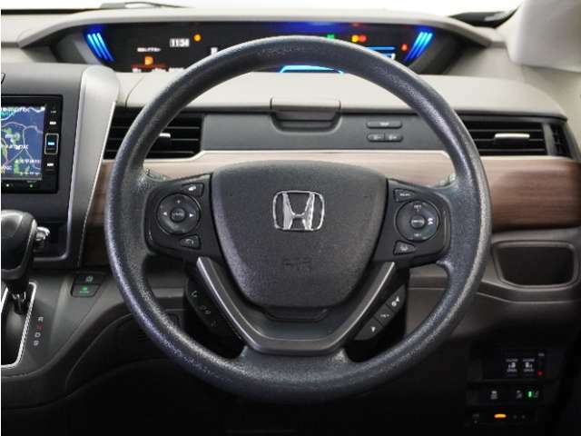 【Honda SENSING】 カメラ等装置で精度の高い検知能力を発揮、安全運転を支援します。ステアリング上のコントローラーに注目！