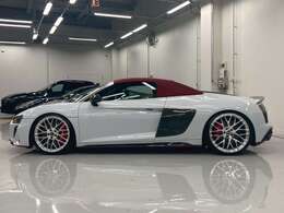 ファインナッパレザー、ダイヤモンドステッチ、セラミックブレーキ、グロスレッドブレーキキャリパー、ダイナミックステアリング、リアビューカメラ