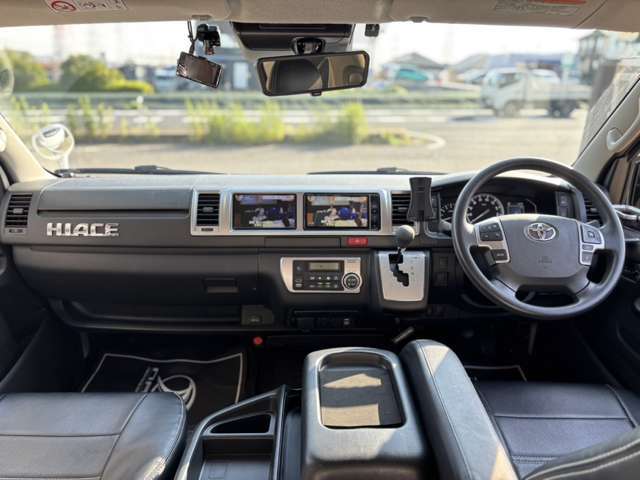 アイポイントも高く回転半径も小さいお車ですので運転もしやすいです。男性の方はもちろん女性にもオススメのお車なんです。また当社にてインテリア周りのハンドルやパネルなどのカスタマイズも可能です。