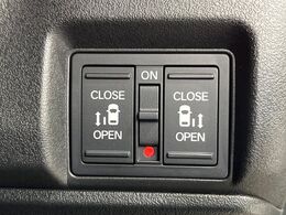 【両側パワースライドドア】スマートキーや運転席のスイッチで後席両側スライドドアの開閉が可能♪電動だから力を入れてドアを開ける必要が無く、小さなお子様でも簡単に開け閉めでき快適です♪