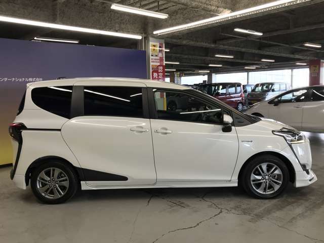 エンジンルーム、室内、クリーニング済みです。厳選したお車を屋内展示場にて展示中☆車両品質には自信がございます！ぜひ一度ご来店ください！！