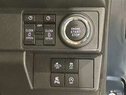 スマートキーを携帯していればキーを取り出さずにドアを施錠＆解錠。クルマの始動も可能です。