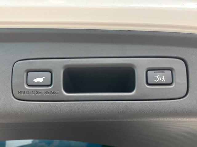【パワーバックドア】スマートキーや運転席のボタンを押すだけでリアゲートが自動で開閉します！荷物を持っている時や、高い位置にあるバックドアを閉める際に便利な機能です♪