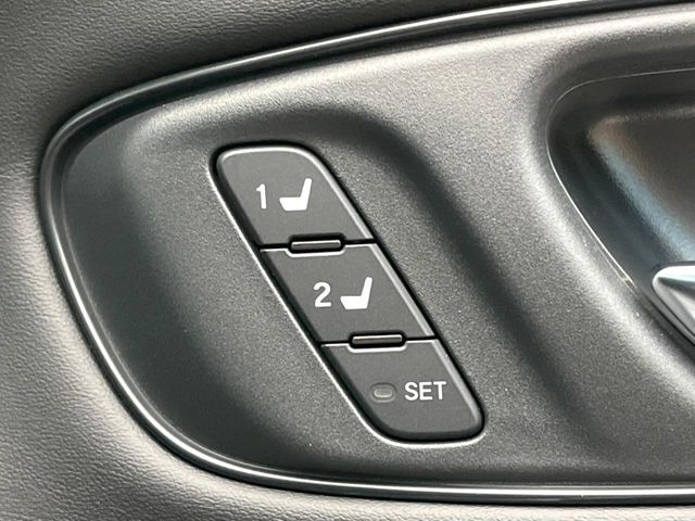 【メモリー機能付きパワーシート】ドライバーごとに設定したシート位置を記憶して、ボタン一つで切り替えできる便利な機能！運転する方が複数名いらっしゃるご家庭におすすめです♪
