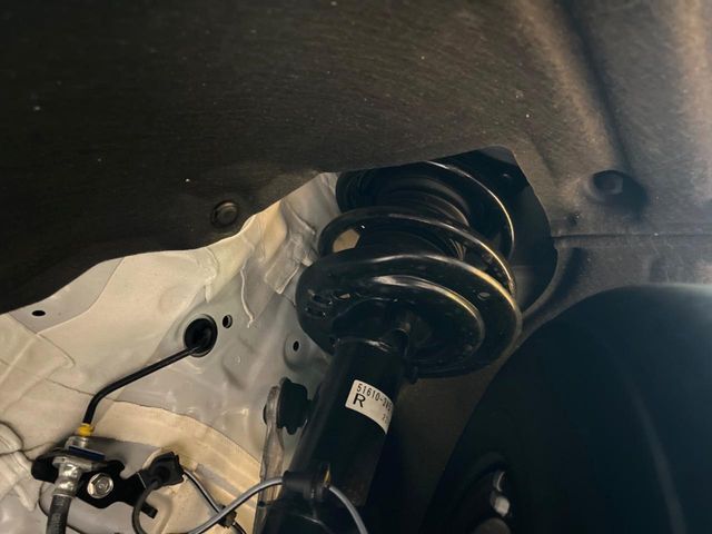 お車を安心してお乗りいただく為には、足回りの定期点検が欠かせません。サービスサポート（有償保証）では無料点検もご提供しており、安心のカーライフをお過ごしいただけるサポート体制が整っています。