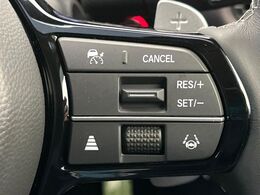 【ホンダセンシング】走行中に前方の車両等を認識し、衝突しそうな時は警報とブレーキで衝突回避と被害軽減をアシスト。より安全にドライブをお楽しみいただけます。