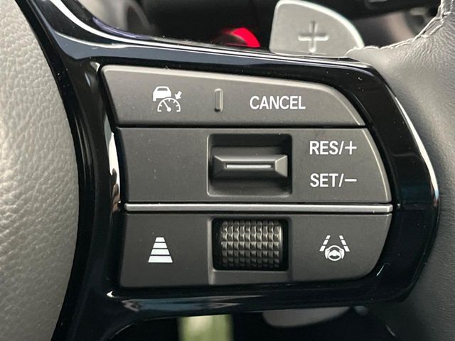 【ホンダセンシング】走行中に前方の車両等を認識し、衝突しそうな時は警報とブレーキで衝突回避と被害軽減をアシスト。より安全にドライブをお楽しみいただけます。